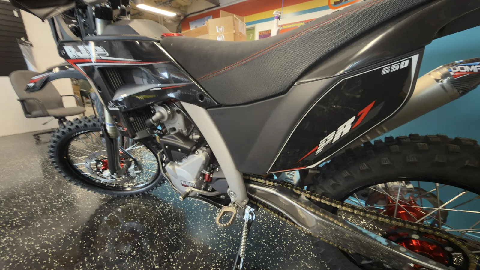 Black AJP PR7 at Salto Moto: The 650 side panel